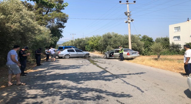 Manavgat’ta iki otomobil kafa kafaya çarpıştı: 4 yaralı