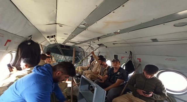 Yer ekipleri Manavgat’taki yangın bölgesine helikopterle bırakılıyor