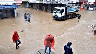 Beklenen şiddetli yağışın ardından Arhavi ilçe merkezinde sokaklar yine göle döndü