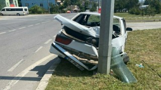 Samsun’da otomobil aydınlatma direğine çarptı: 2 yaralı