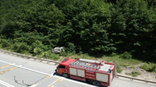 Sinop’ta otomobil şarampole yuvarlandı: 2 yaralı