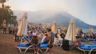Tahliye edilen otellerdeki tatilciler sahile getirildi