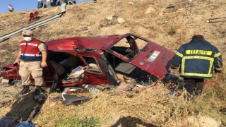 Elazığ’da otomobil şarampole yuvarlandı: 1 ölü, 4 yaralı