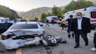 Sakarya’da ambulans ve 3 aracın karıştığı kazada 12 kişi yaralandı