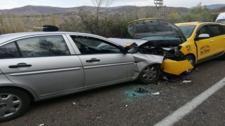 Otomobiller çarpıştı: 1 ölü, 3 yaralı